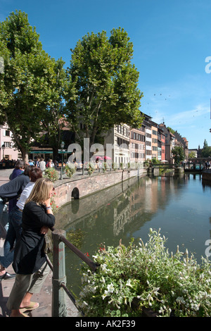 Fiume Ill nella Petite France vicino al centro della città di Strasburgo, Alsazia, Francia Foto Stock