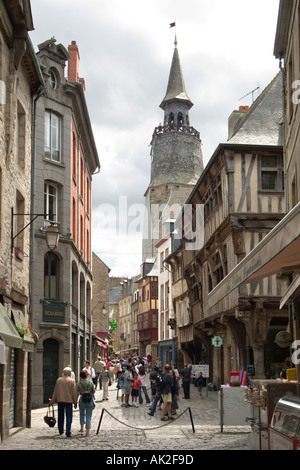 Il centro della città e Tour Horloge (Torre dell'orologio), Dinan, Brittany, Francia Foto Stock