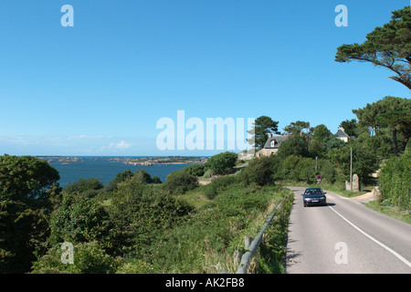 Strada costiera vicino a Ile de Brehat, Côte de Granit Rose, Bretagna Francia Foto Stock