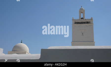 Minareto e cupola della Moschea 15 ° secolo degli stranieri, Houmt Souk, Djerba Foto Stock