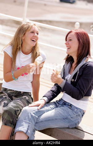 Due ragazze adolescenti mangiare gelati Foto Stock