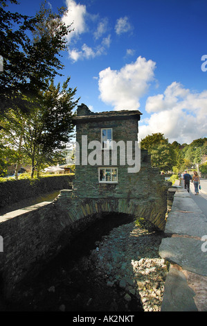 Bridge House a Ambleside in inglese Lake District Cumbria in una giornata di sole Foto Stock