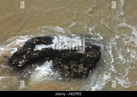 Sea Wave rottura contro le rocce del Portogallo Algarve Foto Stock