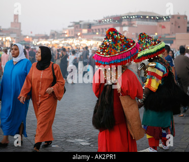 Djemaa el Fna (piazza Jema al Fna) mercati. Marrakech, Marocco. Il Nord Africa Foto Stock