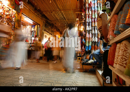 Djemaa el Fna (piazza Jema al Fna) mercati. Marrakech, Marocco. Il Nord Africa Foto Stock