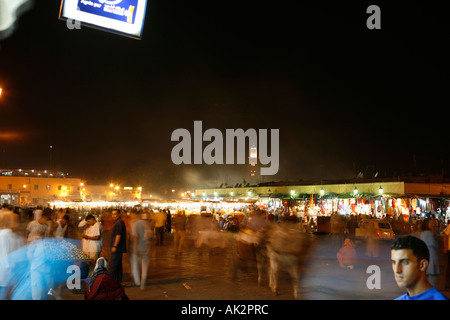 Djemaa el Fna (piazza Jema al Fna) mercati. Marrakech, Marocco. Il Nord Africa Foto Stock