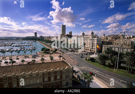 Città di Alicante City sul fronte mare con palme ristoranti buon clima yachting harbour nuvole Foto Stock