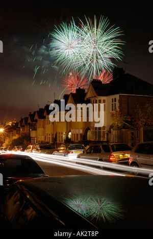 Fuochi d'artificio esplosione di colori sulla fila di case a Londra di Notte Foto Stock