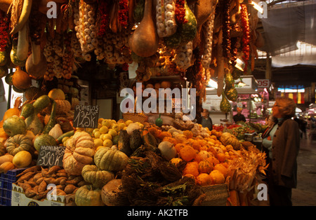 Tipico negozio al Mercado Municipal Mercato Comunale Mercado Central il Mercato Centrale di Valencia Spagna Foto Stock