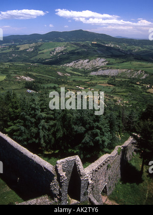 Guardando ad est dalla torre principale della Rocca al di sopra di Radicofani in Toscana meridionale Foto Stock