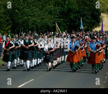 Tubo di Marching Band di eseguire durante Pipefest 2005, Holyrood Park, Edimburgo, Scozia Foto Stock