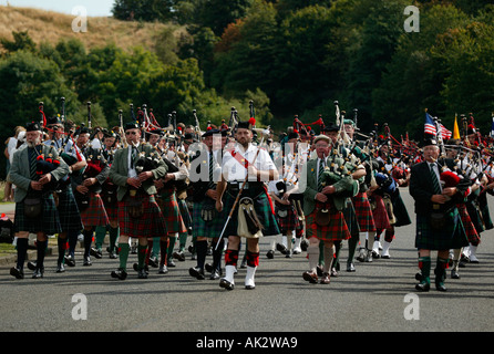 Tubo di Marching Band di eseguire durante Pipefest 2005, Holyrood Park, Edimburgo, Scozia Foto Stock