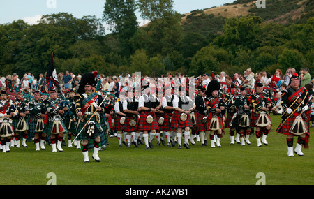 Tubo di Marching Band di eseguire durante Pipefest 2005, Holyrood Park, Edimburgo, Scozia Foto Stock