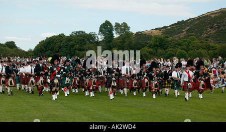 Tubo di Marching Band di eseguire durante Pipefest 2005, Holyrood Park, Edimburgo, Scozia Foto Stock