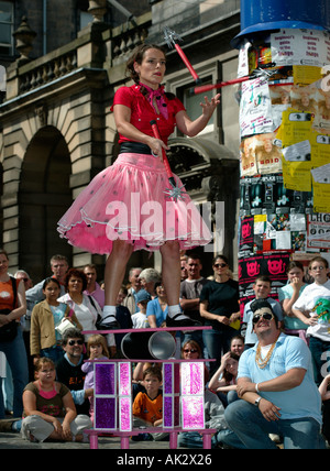 Femmina Performer di strada intrattenere il pubblico durante la Edinburgh Fringe Festival Foto Stock