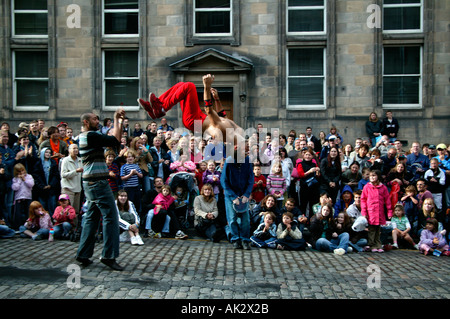 Voce maschile Street Performer intrattenere il pubblico con acrobazie durante Edinburgh Fringe Festival Foto Stock