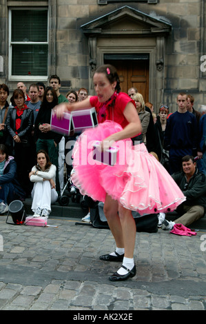 Femmina Performer di strada intrattenere il pubblico durante la Edinburgh Fringe Festival Foto Stock