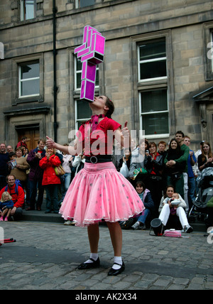 Femmina Performer di strada intrattenere il pubblico durante la Edinburgh Fringe Festival Foto Stock