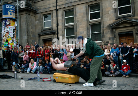 Voce maschile Street Performer intrattenere il pubblico durante la Edinburgh Fringe Festival Scozia, Regno Unito, Europa Foto Stock