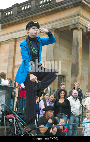 Funambolo di eseguire presso il Tumulo durante il Festival di Edimburgo, Edimburgo, Scozia Foto Stock