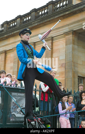 Funambolo di eseguire presso il Tumulo durante il Festival di Edimburgo, Edimburgo, Scozia Foto Stock