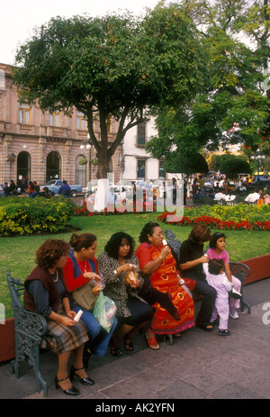 Donne messicane, ottenendo, seduti insieme nel parco pubblico, jardin zenea, zenea giardino, Santiago de Querétaro, queretaro, Stato di Queretaro, Messico Foto Stock