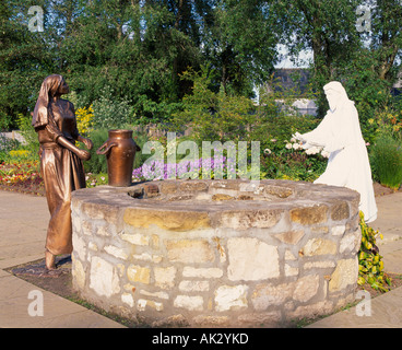 Rappresentazione di Gesù e la donna presso il pozzo in Samaria, la biblica giardini, Elgin, murene, Scotland, Regno Unito Foto Stock