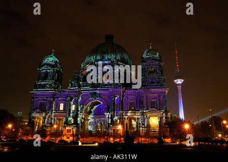Cattedrale di Berlino, la torre della televisione colorfully illuminata di notte Foto Stock