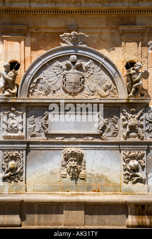 Pilar de Carlos V fontana appena sotto la Puerta de la Justicia presso il palazzo di Alhambra Granada Spagna Foto Stock