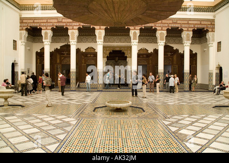 Il cortile del Musee de Marrakech il quale è alloggiato in un edificio ristrutturato del XIX secolo Riad Marocco. Foto Stock