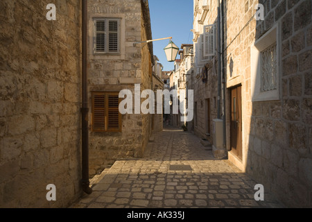 Tranquilla strada laterale vicino al porto della città di Hvar Croazia Foto Stock