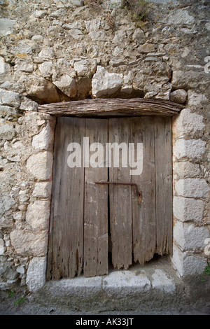 Dettaglio del vecchio portone in legno nella parete del borgo antico di Pitve Hvar Croazia Balcani Foto Stock