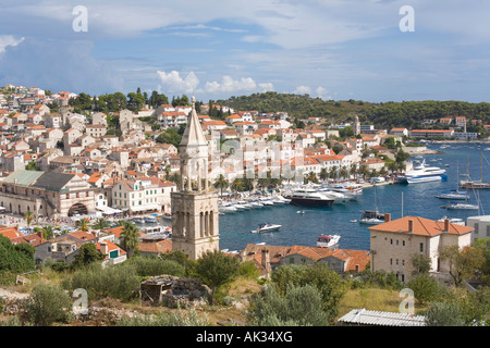 Vista del porto di Hvar Croazia con St Marks Chiesa torre Foto Stock