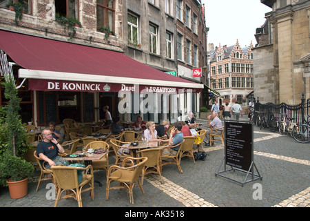 Cafè sul marciapiede nella città vecchia, Anversa, Belgio Foto Stock