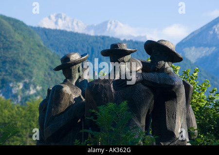 Monumento a Ribcev Laz dal lago di Bohinj nelle Alpi Giulie Slovenia commemora la prima salita di 2864m Triglav Foto Stock