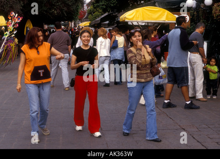 Messicano, donne messicane, amici, passeggiate, andador, città di Santiago de Querétaro Santiago de Querétaro, Stato di Queretaro, Messico Foto Stock