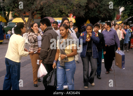 Popolo messicano, passeggiate, andador, città di Santiago di Querétaro, Stato di Queretaro, Messico Foto Stock