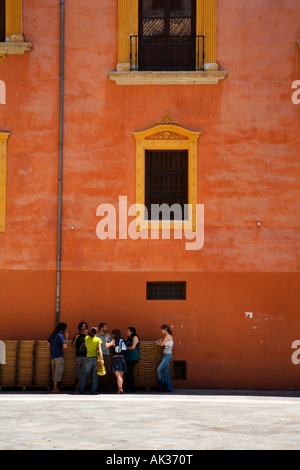 I giovani in ombra in un giorno caldo in Plaza de las Pasiegas Granada Spagna Foto Stock