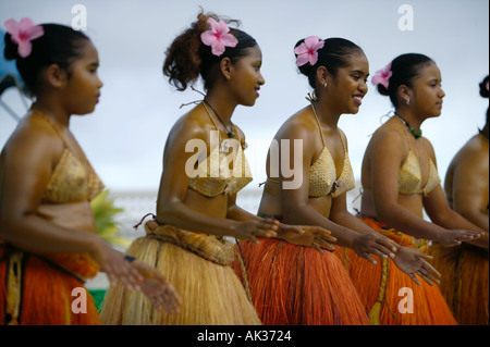 Le ragazze della scuola facendo danza tradizionale di Palau Micronesia Foto Stock