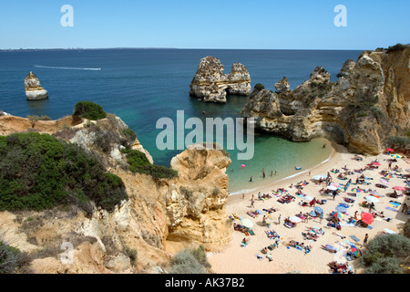 La spiaggia e le formazioni rocciose a Ponta da Piedade, Lagos, Algarve, PORTOGALLO Foto Stock