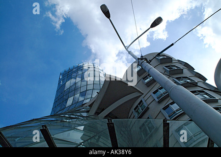 Il Rasin Building di Frank Gehry, noto come Fred e Ginger (Astair e Rogers), sembra che stiano ballando insieme. Praga. Repubblica Ceca Foto Stock