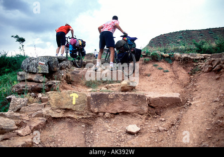 Bikers sulla rotta di Santiago de Compostela (aggiunto alla lista del Patrimonio Mondiale dell'Unesco nel 1993). Navarra. Spagna Foto Stock