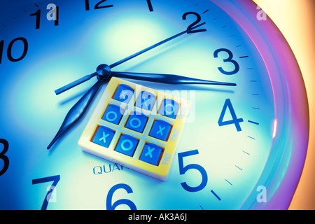 Tris gioco sull'orologio Foto Stock