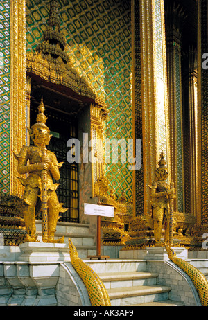 Gran Palazzo Reale di Bangkok in Thailandia - Golden garudas guardia dell'ingresso al pantheon reale tenendo le statue di ex re di Thailandia Foto Stock