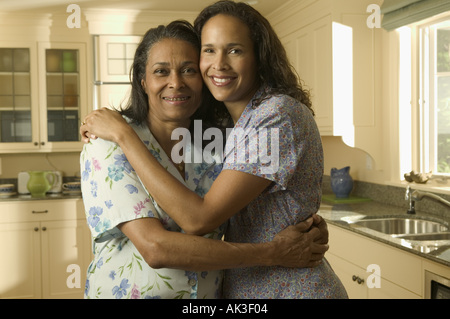Sua madre e la sua figlia adulta abbraccio Foto Stock