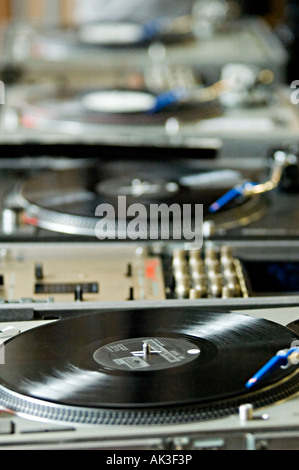 Un dj record di miscelazione su alcuni ponti Foto Stock