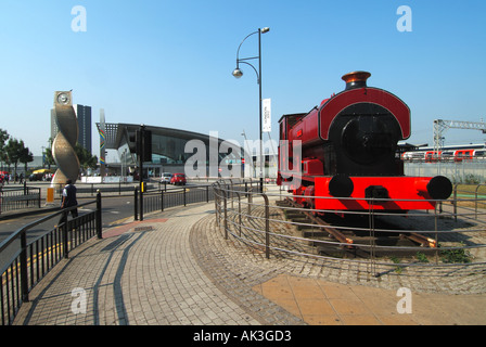 Stratford moderna stazione di interscambio e il piazzale antistante e ingresso con esposizione di Robert un Avondale 0 6 0 serbatoio del vapore il motore Foto Stock