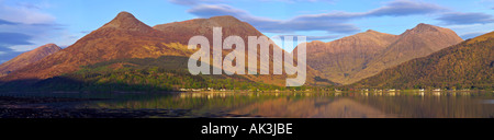 Guardando sul Loch Leven verso il Pap di Glencoe e sulle montagne circostanti bagnate in prima serata la luce Foto Stock