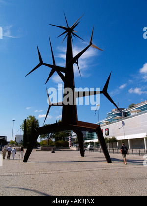 Jorge Vieira Homem del Sol è una monumentale scultura in acciaio nel Parque das Nacoes Lisbona Foto Stock