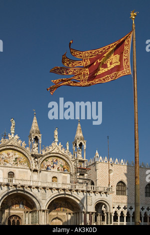 La bandiera di Venezia battenti sulla Basilica di San Marco la Basilica di Piazza San Marco con il Palazzo Ducale in background Foto Stock